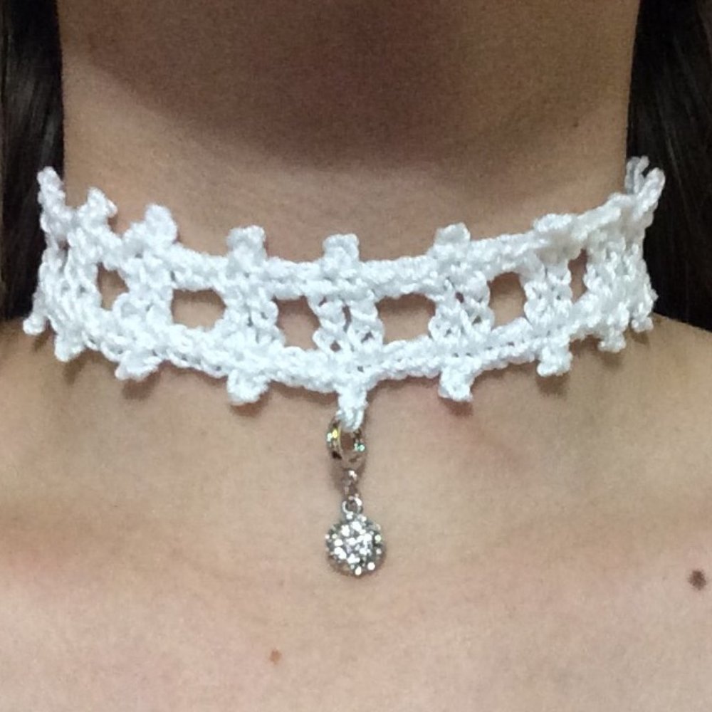 Choker Necklace White with a nice Charm Brand New Handmade Crochet